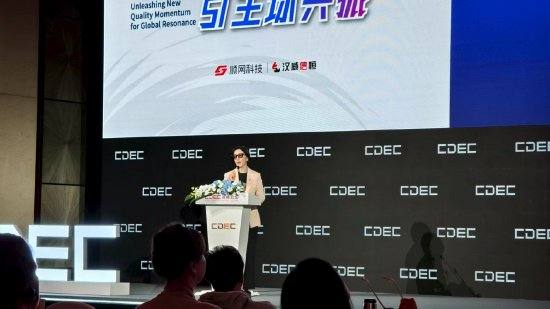 直击CJ｜戴小米AI眼镜做演讲！高通全球副总裁侯明娟：AI为广泛数字娱乐终端带来了全新机遇